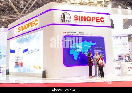 ---- Leute besuchen Sie den Stand von Sinopec (China Petroleum & Chemical Corporation) während der Expo in Shanghai, China, 1. April 2019. Sinopec hat Dis Stockfoto