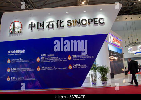 ---- Leute besuchen Sie den Stand von Sinopec (China Petroleum & Chemical Corporation) während der Expo in Shanghai, China, 1. April 2019. Energie und Chem Stockfoto