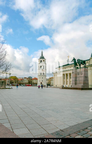 Vilnius, Litauen - Oktober, 2019: Die Kathedrale von Vilnius mit Glockenturm vor der neo-klassischen Kathedrale von Vilnius Stockfoto