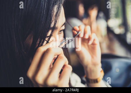 Mädchen Hand tragen oder off Gläser aus dem Auge vintage Farbton nehmen. Stockfoto