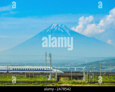 2017 Mai 31. SHIZUOKA JAPAN. läuft Hochgeschwindigkeitszug Tokaido Shinkansen und Fuji Berg mit Reisfeld auf Frühling Saison. Stockfoto