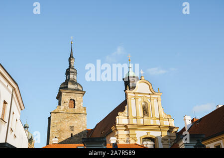 Wunderschöne Franziskanerkloster in Pilsen, Tschechische Republik mit hellen blauen Himmel im Hintergrund. Kirche und Kloster gehören zu den ältesten Häusern der Stadt. Historischen Zentrum in Pilsen, Böhmen, Tschechien. Stockfoto