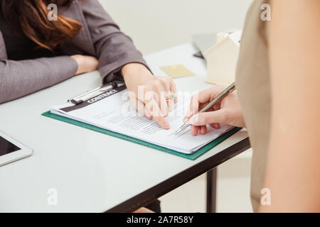 Unternehmen unterzeichnen Vertrag rechtliches Dokument viel im büro Schreibtisch. Stockfoto