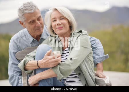 Liebevolles Portrait des modernen senior Paar im Freien Stockfoto
