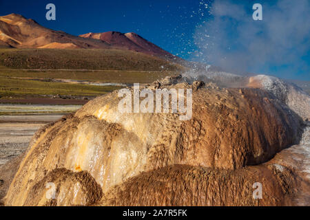 Aktiver Geysir in El Tatio mit funkelnden Wasser, Atacama Stockfoto