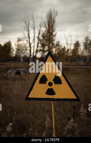 Gelbe Radioaktives Zeichen in der Sperrzone von Tschernobyl in der Nähe der Geisterstadt Pripyat und den Kernreaktor von Tschernobyl (Kiew, Ukraine, Europa) Stockfoto