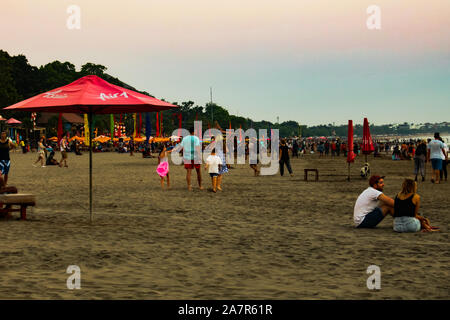 Sonnenuntergang auf der Insel Bali, Indonesien. Die Leute am Strand spazieren gehen. Stockfoto