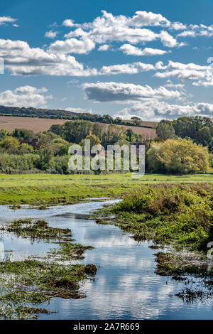 Überflutet Cuckmere River. Von einer Brücke an der öffentlichen Fußweg nannte die South Downs Way. Etwas ausserhalb des hübschen Dorfes Alfriston in Sussex. Stockfoto