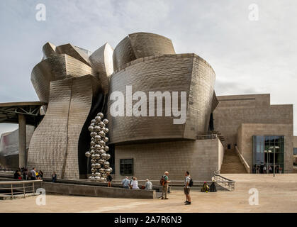 Bilbao Spanien - 25. September 2019: Blick auf das Guggenheim Museum 1997 von der kanadischen Architekten Frank Gehry in Bilbao, Baskenland, Spanien gebaut Stockfoto