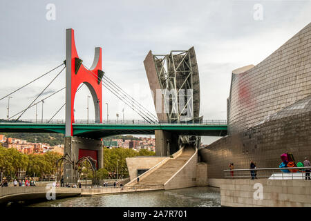 Bilbao, Spanien - 25. September 2019: La Salve Brücke, dem Tor zur Stadt bilbao baskenland Stockfoto