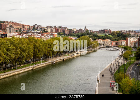 Fluss Nervion Embankment und berühmten zubizuri Bridge im Zentrum von Bilbao, die größte Stadt im Baskenland, Spanien Stockfoto