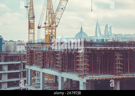 Große Baustelle, einschließlich mehrerer Krane arbeiten an einem Gebäudekomplex. Arbeiten auf einer Baustelle. Neue Gebäude gebaut. Stockfoto