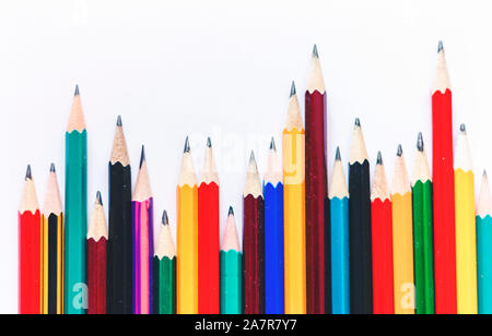 Buntstifte auf weißer Tisch, zurück in die Schule Bildung Konzept Hintergrund Stockfoto