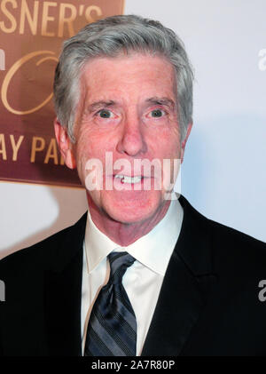 Hollywood, Kalifornien, USA, 3. November 2019 TV-Persönlichkeit Tom Bergeron besucht Ed Asner's 90th Birthday Party und Braten am 3. November 2019 im Hollywood Roosevelt Hotel in Hollywood, Kalifornien, USA. Foto von Barry King/Alamy leben Nachrichten Stockfoto