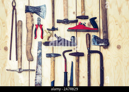 Satz von Vintage hand Bau Werkzeuge Hämmer auf einer hölzernen Hintergrund, retro-Konzept Stockfoto