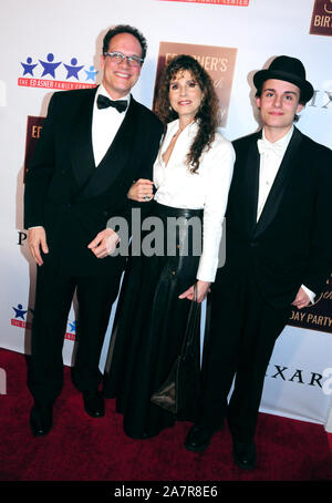 Hollywood, Kalifornien, USA, 3. November 2019 Schauspieler Diedrich Bader, Frau Dulcy Rogers und Sohn Sebastian Bader an Ed Asner's 90th Birthday Party und Braten am 3. November 2019 im Hollywood Roosevelt Hotel in Hollywood, Kalifornien, USA. Foto von Barry King/Alamy leben Nachrichten Stockfoto