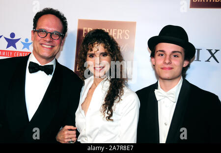 Hollywood, Kalifornien, USA, 3. November 2019 Schauspieler Diedrich Bader, Frau Dulcy Rogers und Sohn Sebastian Bader an Ed Asner's 90th Birthday Party und Braten am 3. November 2019 im Hollywood Roosevelt Hotel in Hollywood, Kalifornien, USA. Foto von Barry King/Alamy leben Nachrichten Stockfoto