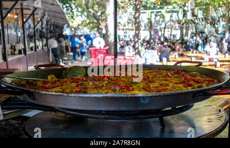 Street Food in Fiesta de San Mateo - Rioja Wein Harvest Festival, Logroño, La Rioja, Spanien. Paella, spanischer Gerichte der traditionellen Küche. Stockfoto