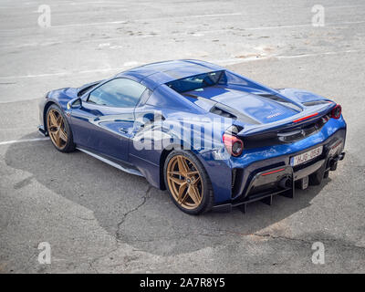 MONTMELO, Spanien - September 29, 2019: Blau Ferrari 488 Spider, hintere Luftaufnahme Stockfoto