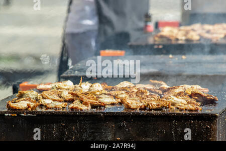 Street Food kochen im Fiesta de San Mateo - Rioja Wein Harvest Festival, Logroño, La Rioja, Spanien. Stockfoto