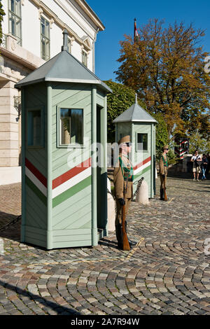 Sentry guard Soldaten draußen vor der Ungarischen Präsidentenpalast. Auch bekannt als Sándor Palast (Alexander Palace). Budapest Stockfoto