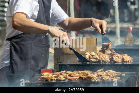 Street Food kochen im Fiesta de San Mateo - Rioja Wein Harvest Festival, Logroño, La Rioja, Spanien. Stockfoto