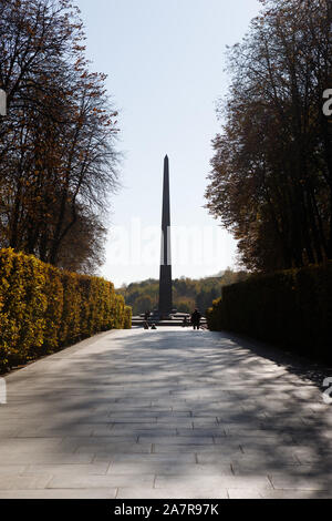 Gehweg zum Denkmal des unbekannten Soldaten im Herzen von Kiew, der an einem sonnigen Herbsttag (Kiew, Ukraine, Europa) Stockfoto