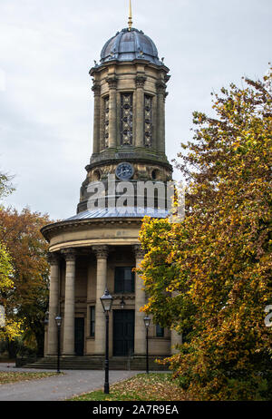 Herbst am historischen Saltaire Vereinigte Reformierte Kirche gestaltet von Lockwood & Maurer Titus Salt Liebe der italienischen Architektur widerspiegeln Stockfoto