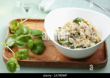 Spinat und Pilze risotto serviert in einer weißen Schüssel Stockfoto