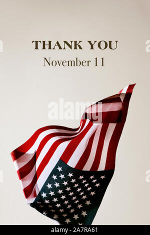 Eine amerikanische Flagge und der Text Danke 11. November auf einem weißen Hintergrund Stockfoto