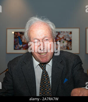 FRANKFURT AM MAIN, Deutschland - 3. November 2019: John Glen (* 1932, britischer Filmregisseur einen Editor, berühmt für das Anführen einer Aufzeichnung fünf Bond Filme) bei 30 Jahre 'Lizenz zum Töten' Talk im Deutschen Filmmuseum DFF Stockfoto