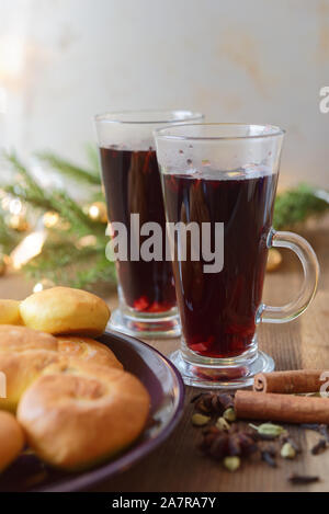 Wein mit Gewürzen und Ingwer rollt auf einem Weihnachten Tabelle Glühwein Stockfoto