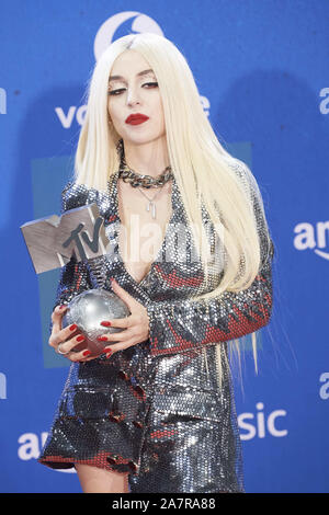 November 3, 2019, Sevilla, Andalucia, Spanien: Ava Max besucht 2019 MTV Europe Music Awards (EMAs) - Gewinner Zimmer im fibes Konferenz- und Ausstellungszentrum am 3. November 2019 in Sevilla, Spanien (Credit Bild: © Jack Abuin/ZUMA Draht) Stockfoto