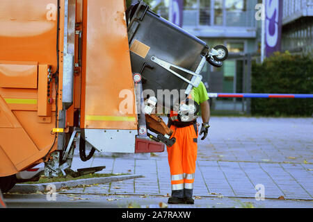 Muellabfuhr in München, Müll, Muellton, Muelltonnen, Müllcontainer, Müllwagen, Garbage, Arbeit, Arbeiter, Müll, Arbeitnehmer, leere Körbe in München am 04.11.2019. | Verwendung weltweit Stockfoto