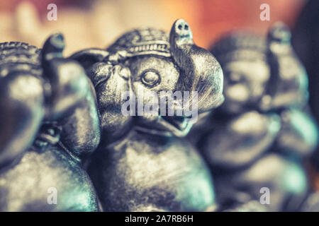 Khao Lak, Thailand, 30. August 2019: Drei bronzefiguren von einem Baby Elephant lachen. Symbol von Thailand in einem Souvenirshop, hautnah. Stockfoto