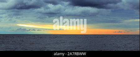 Ostsee - früh morgens Sonnenaufgang über dem Meer. Stockfoto