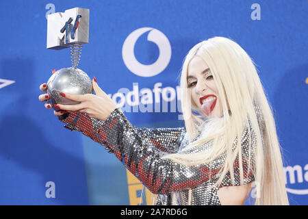 November 3, 2019, Sevilla, Andalucia, Spanien: Ava Max besucht 2019 MTV Europe Music Awards (EMAs) - Gewinner Zimmer im fibes Konferenz- und Ausstellungszentrum am 3. November 2019 in Sevilla, Spanien (Credit Bild: © Jack Abuin/ZUMA Draht) Stockfoto