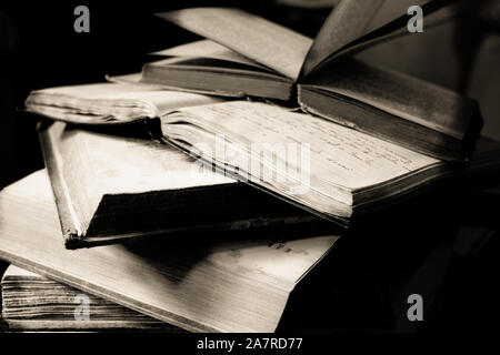 Stapel alter Bücher mit handschriftlichen Tagebuch Stockfoto