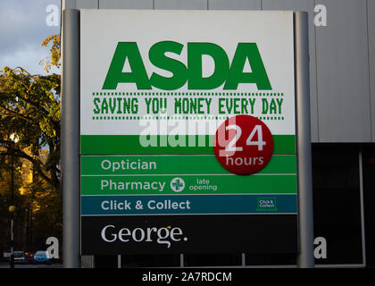 Asda ist einer der erfolgreichsten Supermarktketten in Großbritannien und bietet eine breite Palette von Produkten einschließlich ihrer eigenen Kleidung Strecke Stockfoto