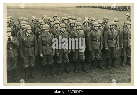 Deutsches Historisches Foto: Unternehmen der Wehrmachtssoldaten auf dem Exerzierplatz in Uniform in Stahl Helme, Stiefel aus Leder, Deutschland, Drittes Reich Stockfoto