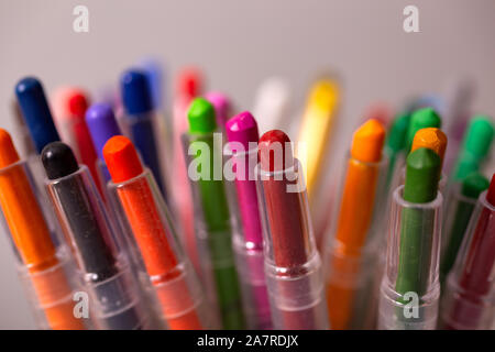 Stationäre, Bündel von Random farbige Kreide Bleistifte, bis Makro schließen Stockfoto
