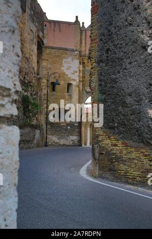 Blick auf eine autofreie Straße im Herzen von Castello, dem ältesten Viertel von Cagliari, das aus dem Mittelalter stammt. Stockfoto