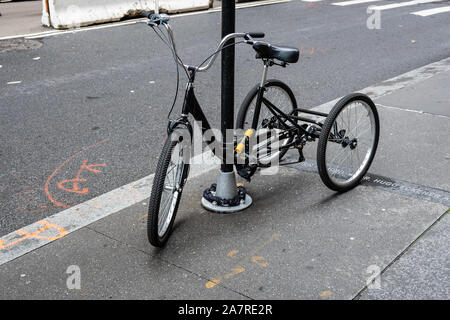 New York, USA - Juni 21, 2019: Ein schwarzer Dreirad Geparkt auf der Seite einer Straße in Manhattan. Stockfoto