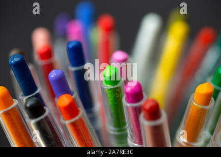 Stationär: Bündel von Random farbige Kreide Bleistifte, bis Makro schließen. Schwarzer Hintergrund Stockfoto