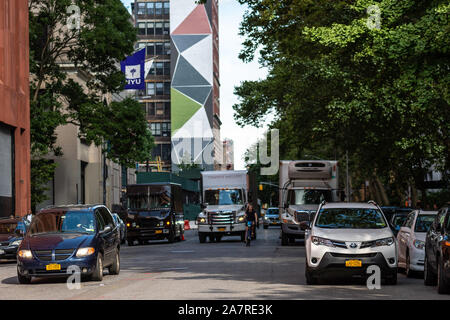 New York, USA - Juni 6, 2019: Straße mit Verkehr und Menschen in Manhattan in New York City, USA Stockfoto