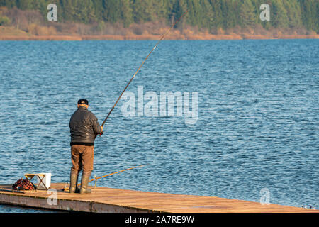 Nicht erkennbare Rückansicht der älteren Mann angeln auf dem See Stockfoto