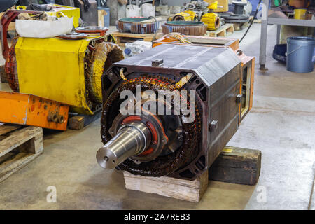 Zerlegt große industrielle Elektromotor in der Reparatur in der Werkstatt Stockfoto