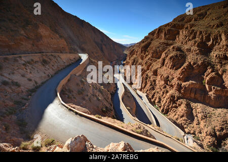 Blick auf windigen Straße in Dades Schluchten (Boumalne Dades) im Süden von Marokko. Afrika Stockfoto