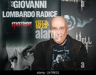 DÜSSELDORF-Neuss, Deutschland - Am 2. November 2019: Giovanni Lombardo Radice (* 1954, italienischer Schauspieler Alias John morghen - Cannibal Apocalypse, Stadt der lebenden Toten, Lampenfieber) am Wochenende der Hölle 2019 Stockfoto