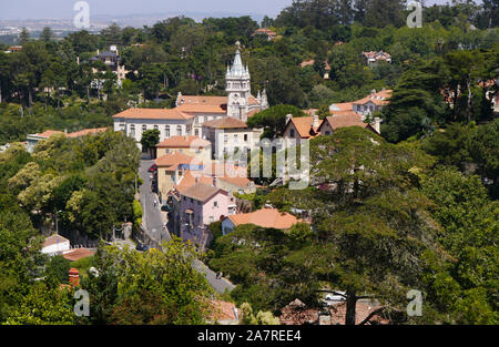 Portugal: Sintra, UNESCO-Weltkulturerbe. Die Stadt Halle und Häuser im Dorf unten Stockfoto